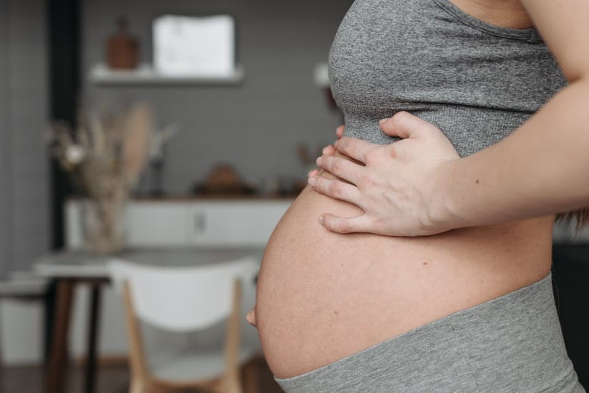 Detailed view of a woman hands during exercise